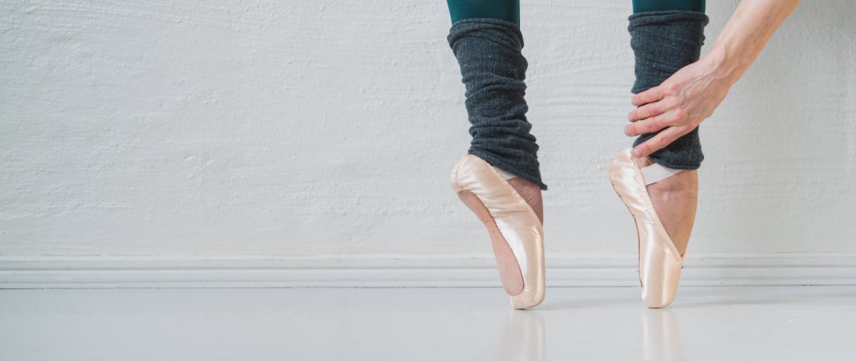 Ballerina på tå i historisk studio